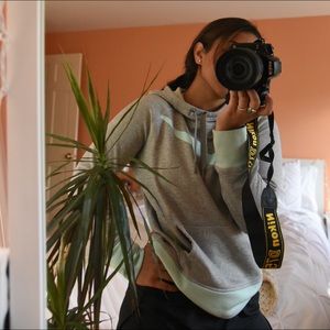 LIGHT GREY AND TEAL THERMA-FIT NIKE SWEATSHIRT